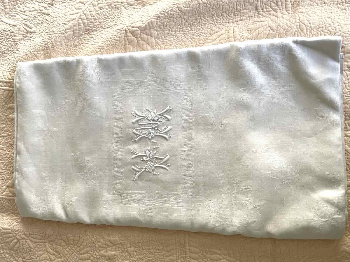 Large 4-meter Tablecloth Made Of Linen Damask With A Floral Pattern, Featuring Two Vm Monograms-photo-2