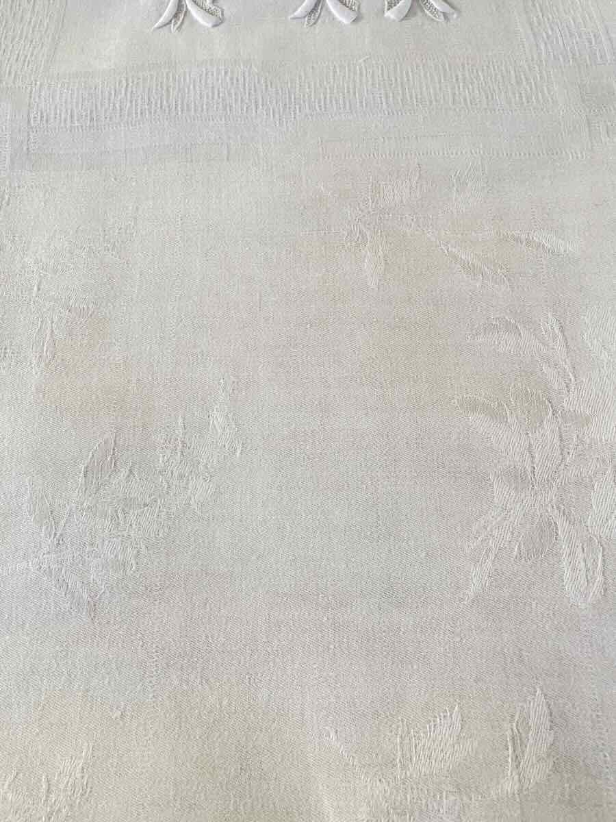 Large 4-meter Tablecloth Made Of Linen Damask With A Floral Pattern, Featuring Two Vm Monograms-photo-3