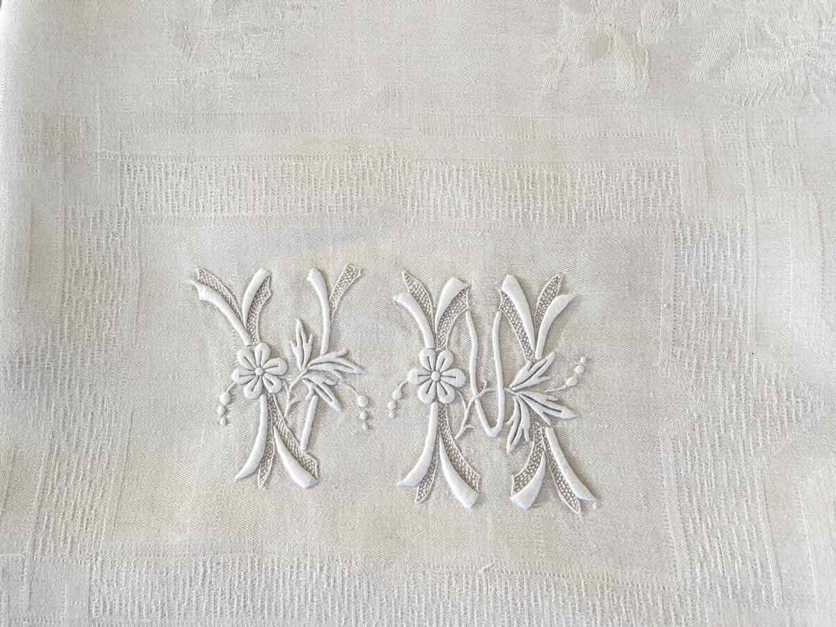 Large 4-meter Tablecloth Made Of Linen Damask With A Floral Pattern, Featuring Two Vm Monograms-photo-1