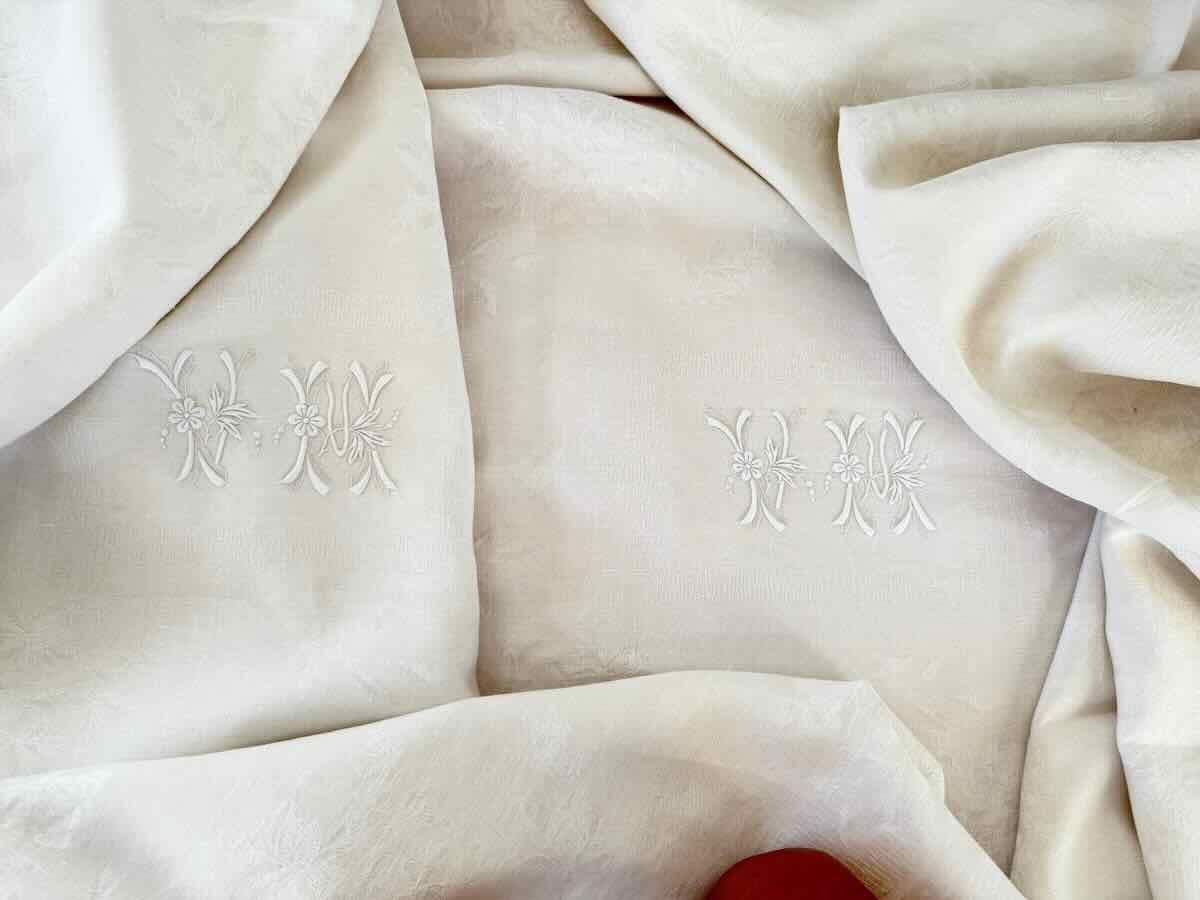 Large 4-meter Tablecloth Made Of Linen Damask With A Floral Pattern, Featuring Two Vm Monograms