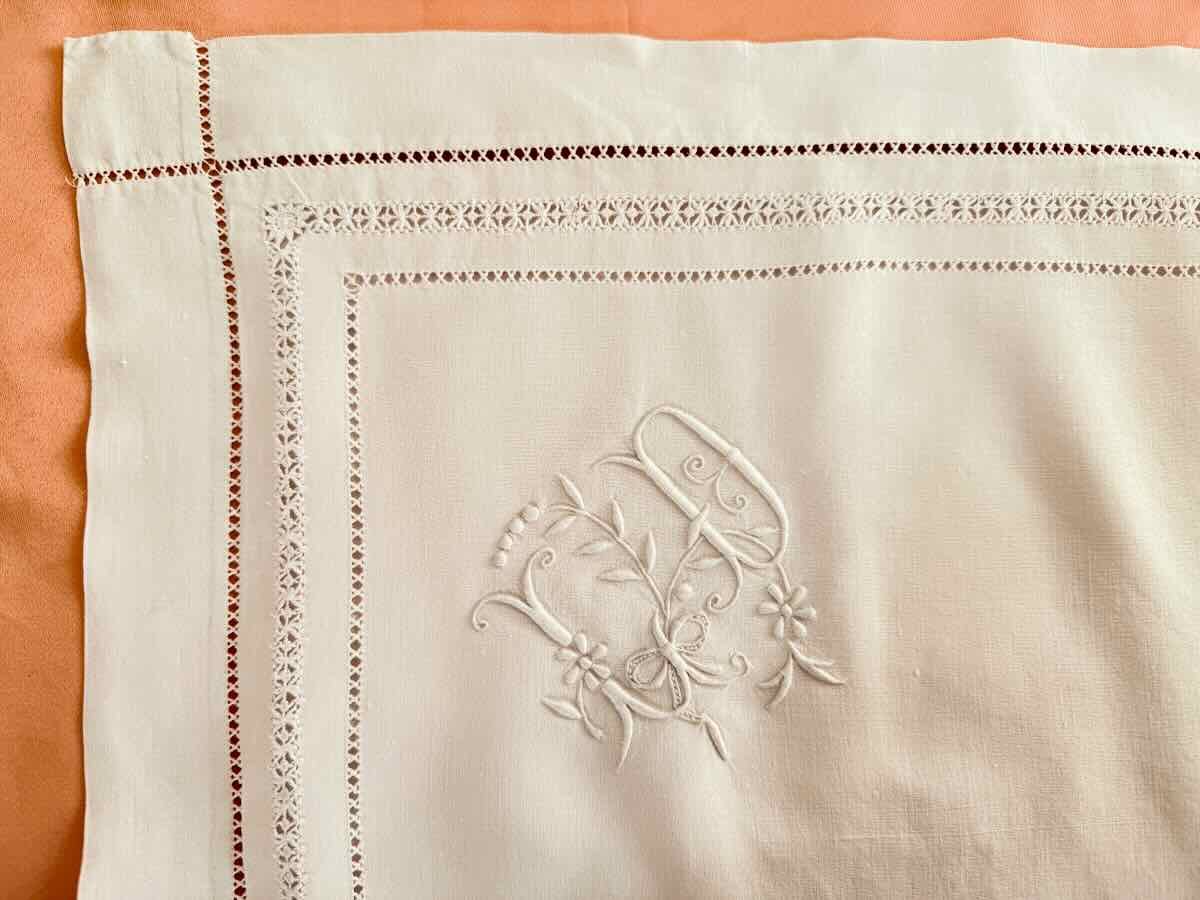 Paire taies brodées main, toile en lin fin, travail fil tiré et monogramme LD - Linge Ancien-photo-3