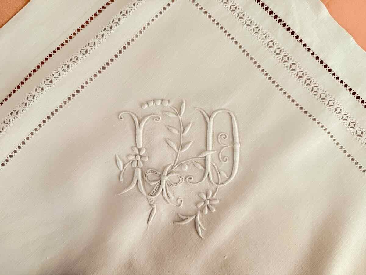 Paire taies brodées main, toile en lin fin, travail fil tiré et monogramme LD - Linge Ancien-photo-2