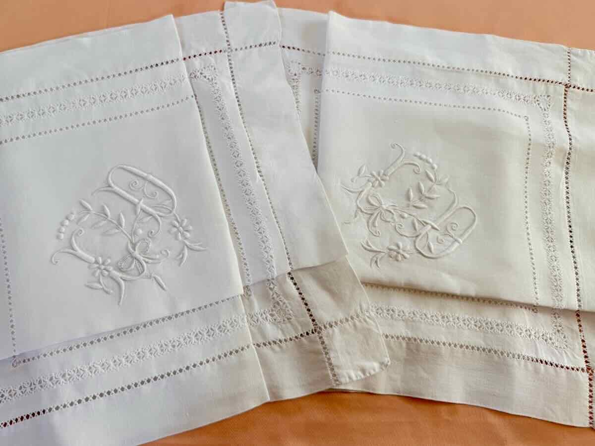 Paire taies brodées main, toile en lin fin, travail fil tiré et monogramme LD - Linge Ancien