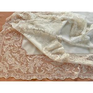 Belle Nappe Avec Large Encadrement En  Fin Filet Retravaillé  Et Toile En Lin Fin- Linge Ancien