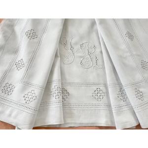 Sheet With Embroidered Returns, Beautiful Hand Embroidery And Yr Monogram On Fine Linen - Old Linen