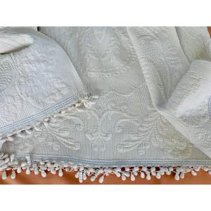 Courtepointe Napoléon III En Piqué Blanc, Beau Relief, Galon à Pompons- Linge Ancien