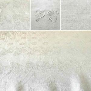 Grande nappe de 4,20 m, en damassé de lin blanc avec liteaux fleuris, monos VP - Linge Ancien