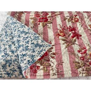 Courtepointe, piquée main double face : côté bleu chérubins ,l'autre fleuri- Linge Ancien