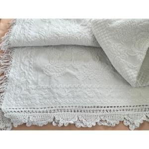 Beautiful White Quilt With An Imposing Floral Pattern - Antique Linen