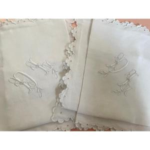 Paire taies DL festonnées sur toile de lin, broderie main - Linge Ancien