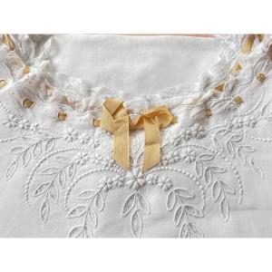Hand-embroidered Lady's Shirt On Linen Thread With Valenciennes Lace - Antique Linen
