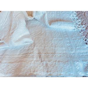 Large Marseilles Quilted Blanket, Beautiful Relief With Knotted Fringes - Antique Linen