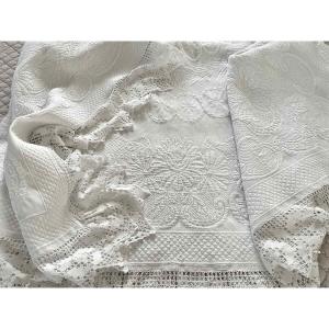 White Marseilles Quilted Blanket With Raised Floral Motifs, White Lace - Antique Linen