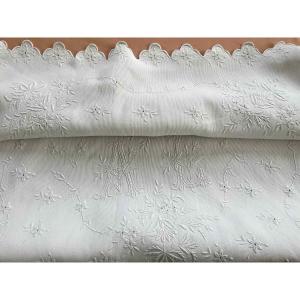 Petite couverture festonnée enfant imposante broderie main, AL