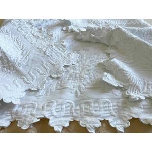 Couverture en piqué Marseillais festonnée  quatre côtés à la main  - Linge Ancien