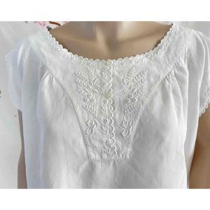 Chemise de jour avec bel empiècement brodé main sur toile de lin - Linge Ancien