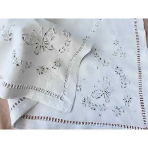 Petite nappe brodée main avec broderie Anglaise sur lin: fleurs papillons - Linge Ancien