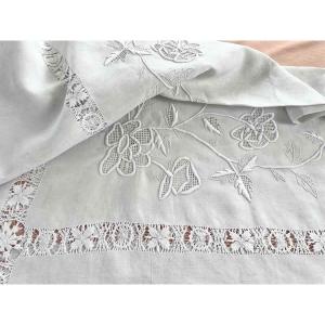 Nappe avec imposantes broderies fleuries sur toile de lin blanc - Linge Ancien
