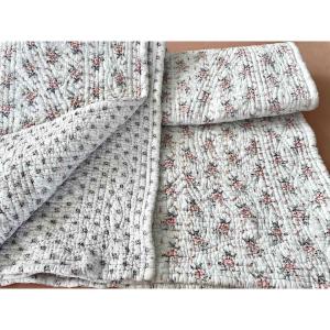 Quilt With Small Floral Motifs On A White Background - Antique Line