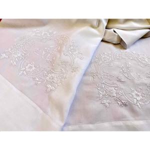 Taie de traversin richement brodée sur toile fil de lin : CM, dentelle - Linge Ancien