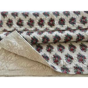 Courtepointe piquée main: motifs fleuris, autre unis blanc, époque XIX- Linge Ancien