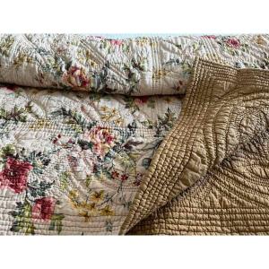 Couverture Provençale piquée main, une face motifs fleuris , l'autre marron jaune-Linge Ancien
