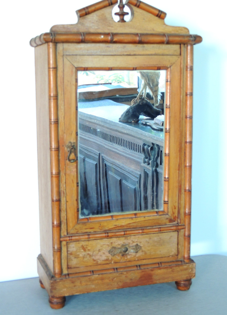 Armoire De Poupée à Décor d' Imitation De Bambou Des Années 1920 De 46cm De Hauteur Du 20 ème