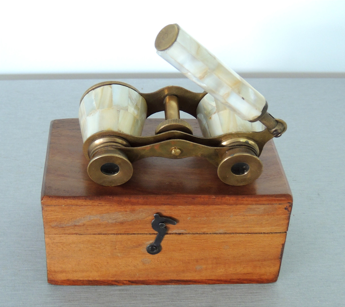 Paire De Jumelles De Thêatre En Laiton & Nacre Dans Son Coffret d'Origine  En Noyerdébut 20 ème-photo-2