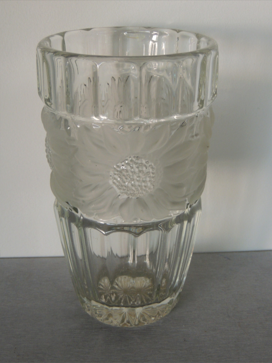 vase en cristal décor de fleurs tournantes , art déco , 20 ème siècle