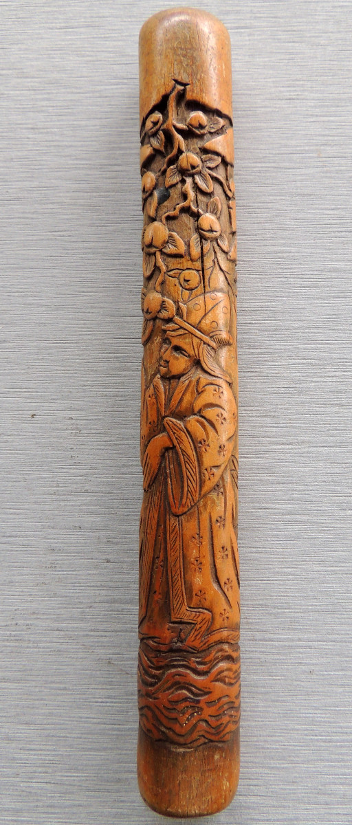 manche en bois d'ombrelle pommeau sculpté  décor d'un homme Asiatique sous un fruitier, 19 ème