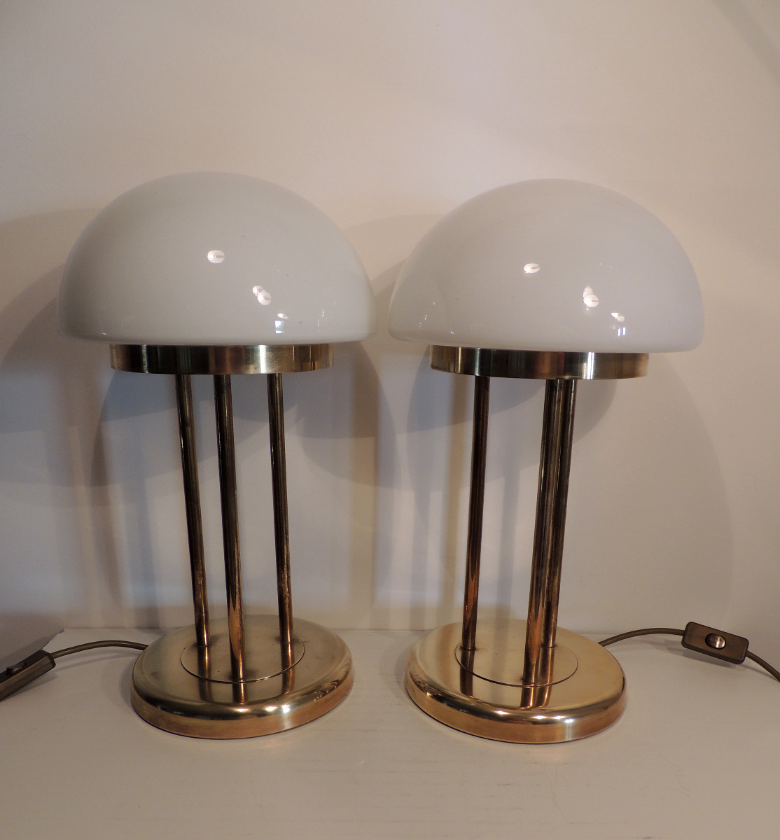 paire de lampes en laiton coiffées de chapeaux en opaline , maison Léola en Allemagne , 20 ème-photo-3