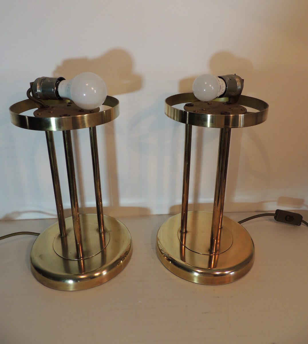 paire de lampes en laiton coiffées de chapeaux en opaline , maison Léola en Allemagne , 20 ème-photo-4