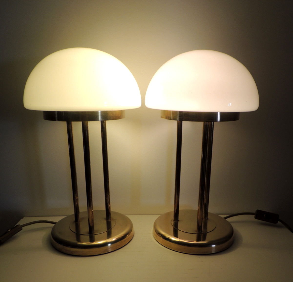 paire de lampes en laiton coiffées de chapeaux en opaline , maison Léola en Allemagne , 20 ème