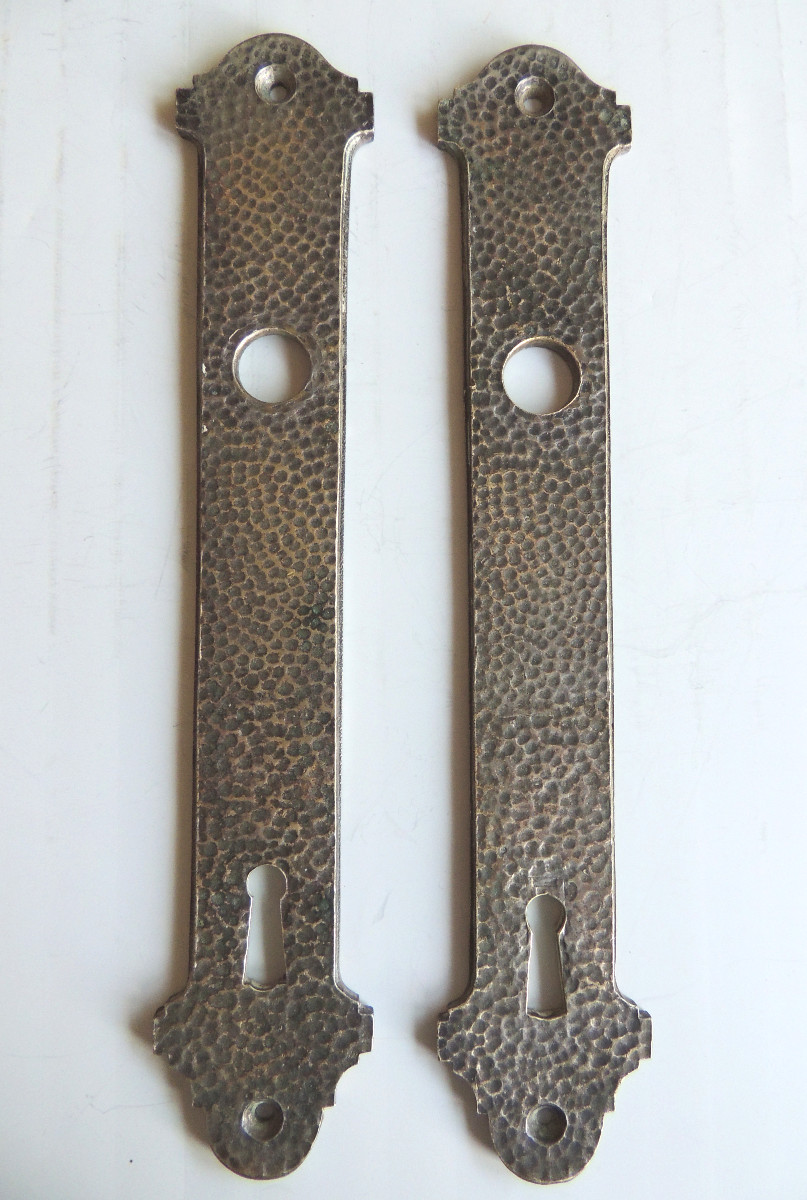 poignées de porte avec leurs platines en bronze argenté , art nouveau , modèle martelé , 20 ème-photo-4