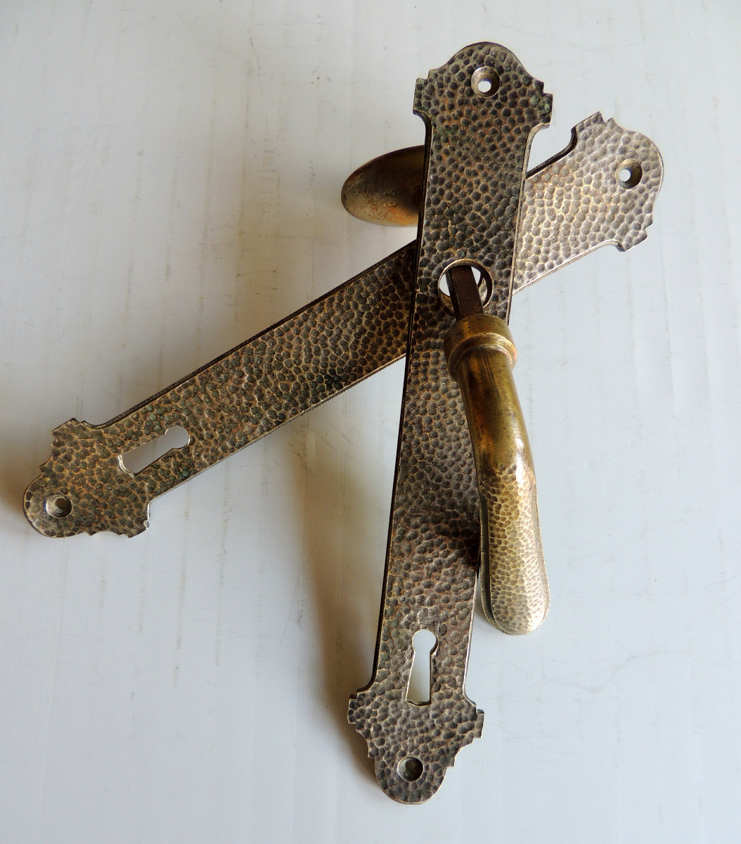 poignées de porte avec leurs platines en bronze argenté , art nouveau , modèle martelé , 20 ème