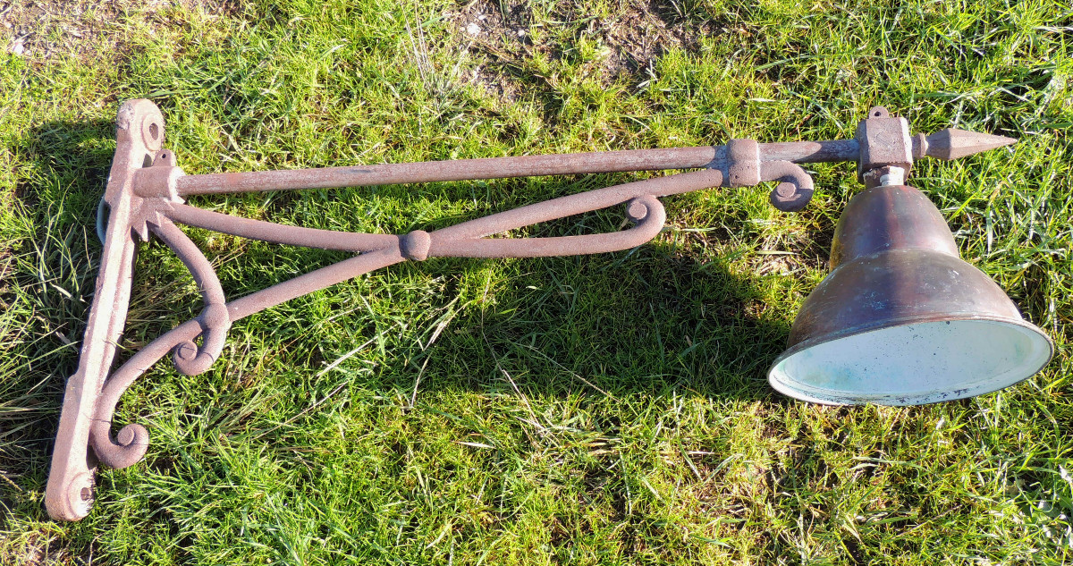lanterne , lanterne de rue sur potence en fonte avec sa  lampe en cuivre , art nouveau , 20 ème-photo-3