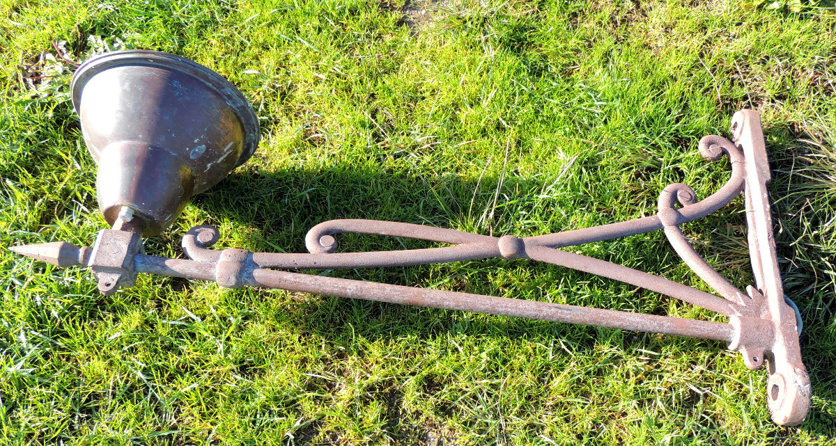 lanterne , lanterne de rue sur potence en fonte avec sa  lampe en cuivre , art nouveau , 20 ème-photo-4