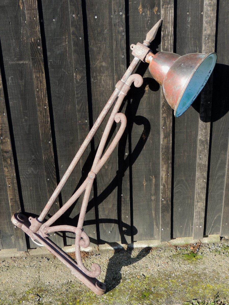 lanterne , lanterne de rue sur potence en fonte avec sa  lampe en cuivre , art nouveau , 20 ème-photo-1