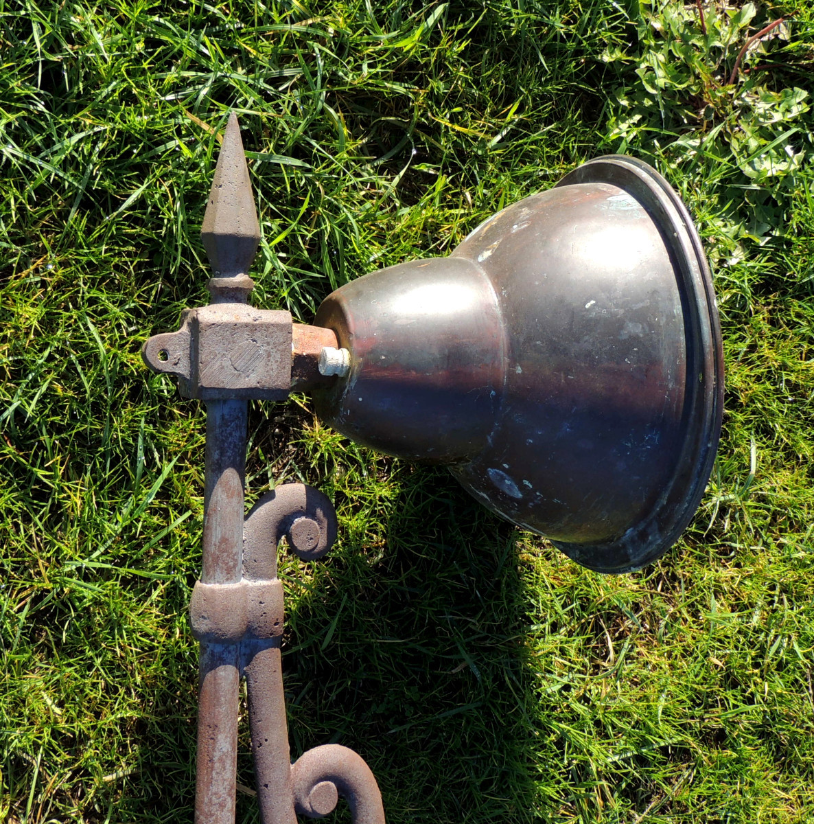 lanterne , lanterne de rue sur potence en fonte avec sa  lampe en cuivre , art nouveau , 20 ème-photo-4