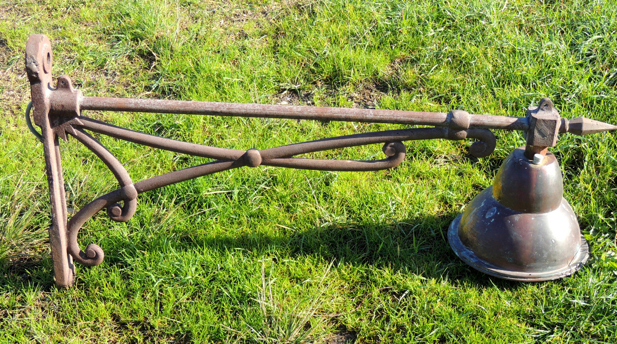 lanterne , lanterne de rue sur potence en fonte avec sa  lampe en cuivre , art nouveau , 20 ème