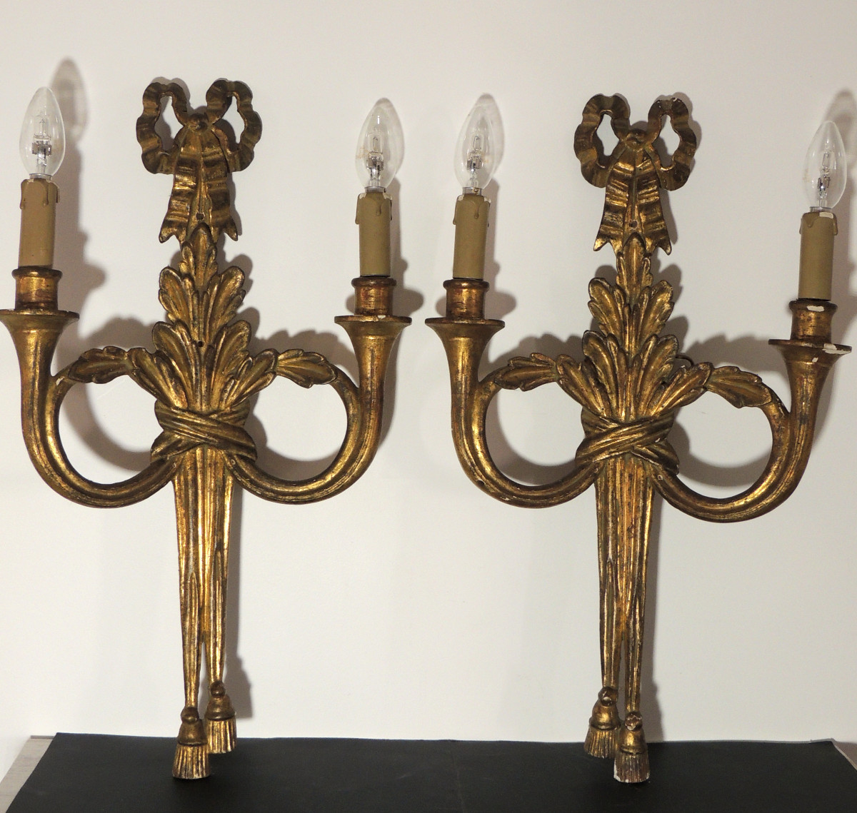 4 appliques en bois doré  2 bras de lumiére Louis XVI décor de passementerie et cors de chasse -photo-1