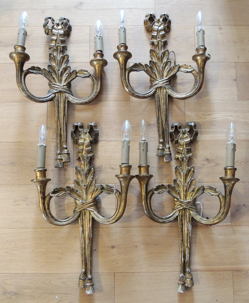 4 appliques en bois doré  2 bras de lumiére Louis XVI décor de passementerie et cors de chasse 