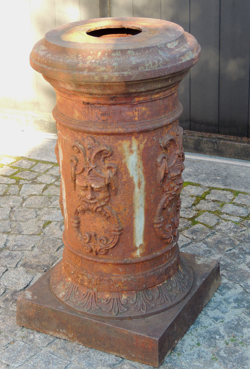 Cast Iron Sheath Decorated Around Its Shaft With 4 Mascaron Heads Typical Of The Médoc Region, 19th Century-photo-2