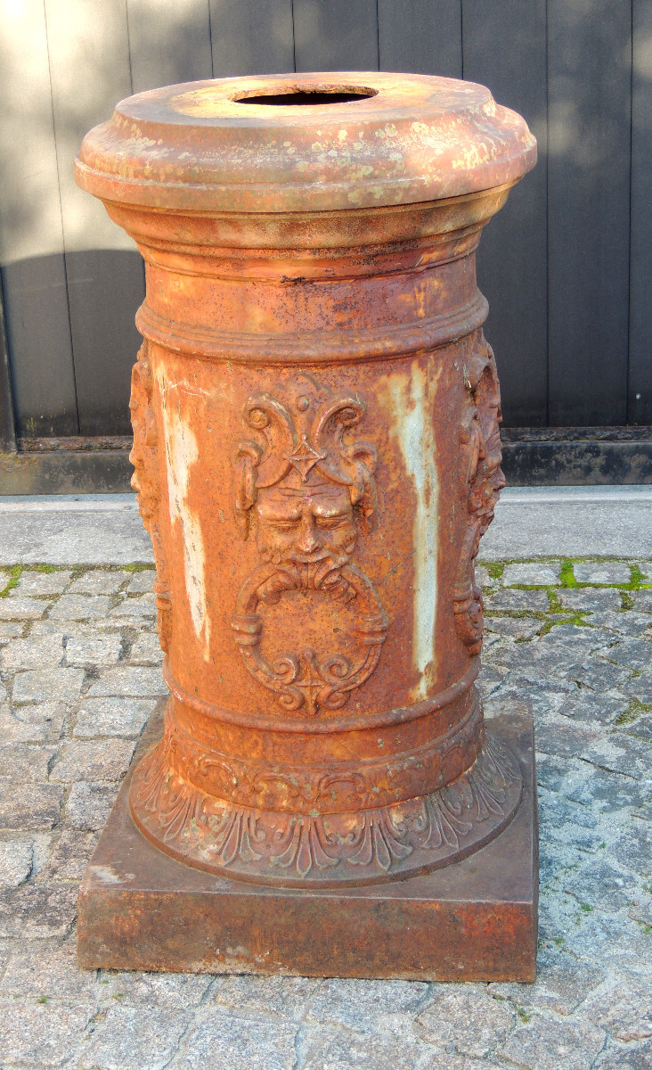 Cast Iron Sheath Decorated Around Its Shaft With 4 Mascaron Heads Typical Of The Médoc Region, 19th Century-photo-3