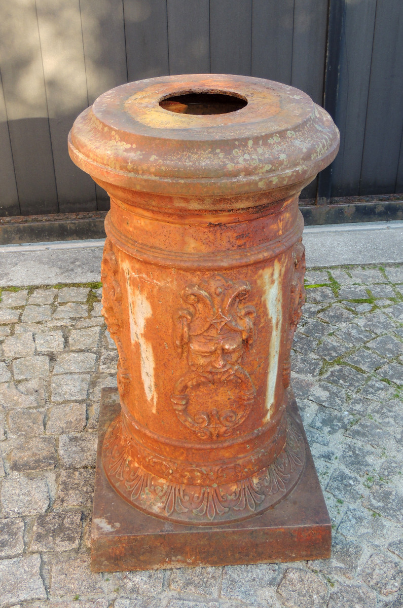 Cast Iron Sheath Decorated Around Its Shaft With 4 Mascaron Heads Typical Of The Médoc Region, 19th Century-photo-2