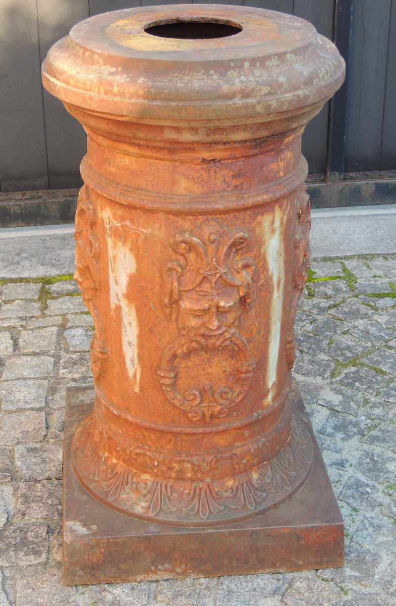 Cast Iron Sheath Decorated Around Its Shaft With 4 Mascaron Heads Typical Of The Médoc Region, 19th Century-photo-3