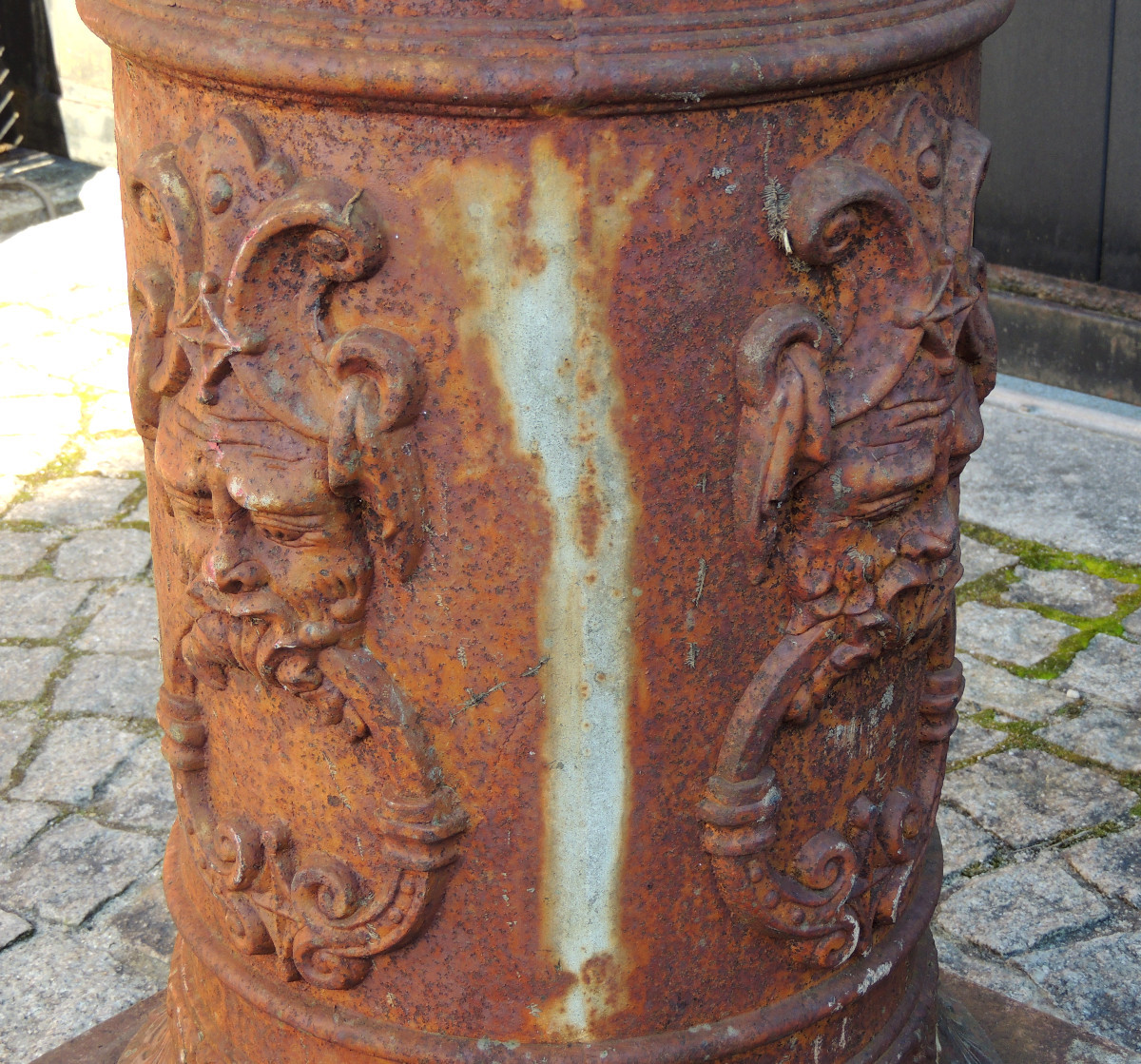 Cast Iron Sheath Decorated Around Its Shaft With 4 Mascaron Heads Typical Of The Médoc Region, 19th Century-photo-5
