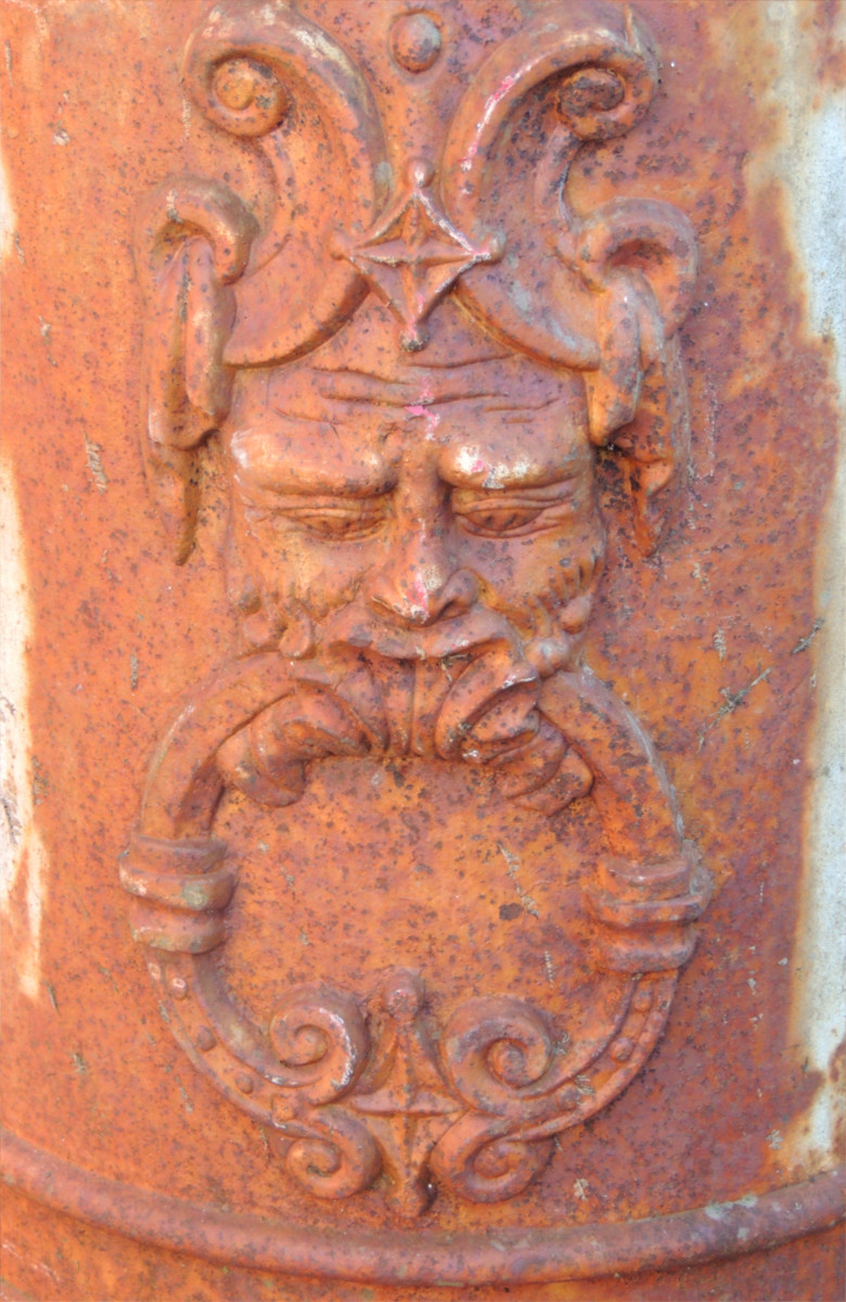 Cast Iron Sheath Decorated Around Its Shaft With 4 Mascaron Heads Typical Of The Médoc Region, 19th Century-photo-6