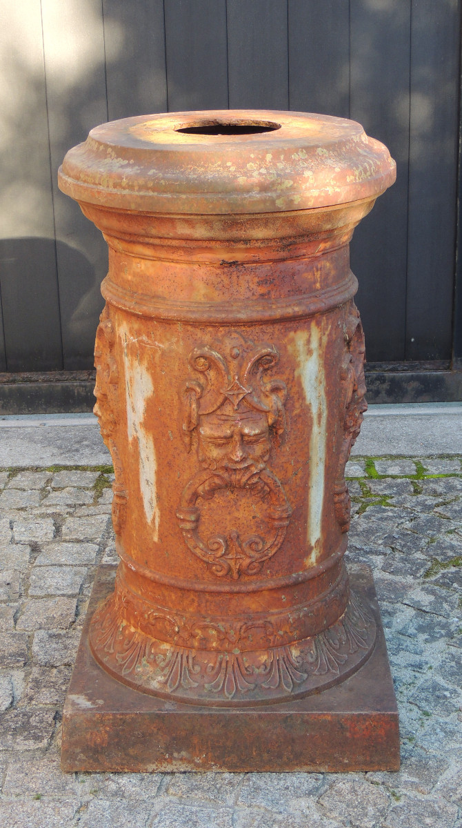 Cast Iron Sheath Decorated Around Its Shaft With 4 Mascaron Heads Typical Of The Médoc Region, 19th Century
