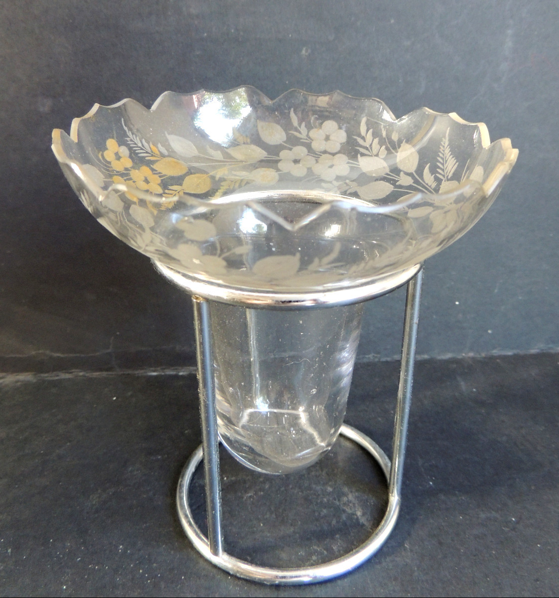 vase en cristal gravé floral , vase à oignon dit à jacinthe , des annèes  50 - 60 ,  20 ème 